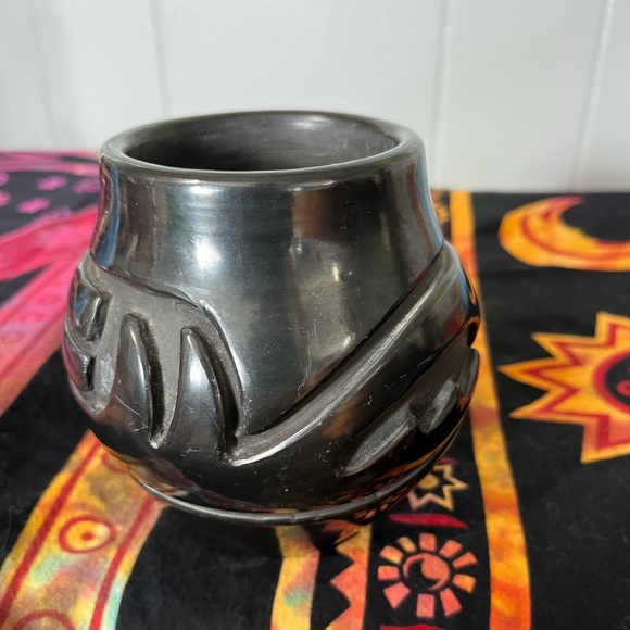 Santa Clara Pueblo Stella Chavarria Signed Carved Blackware Pottery 4 1/2” Jar - Picture 4 of 8